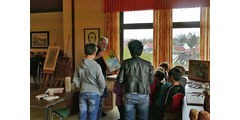 Vorschulkinder in der „Galerie“ von Stadtpfarrer Kowal (Foto: Karl-Franz Thiede)